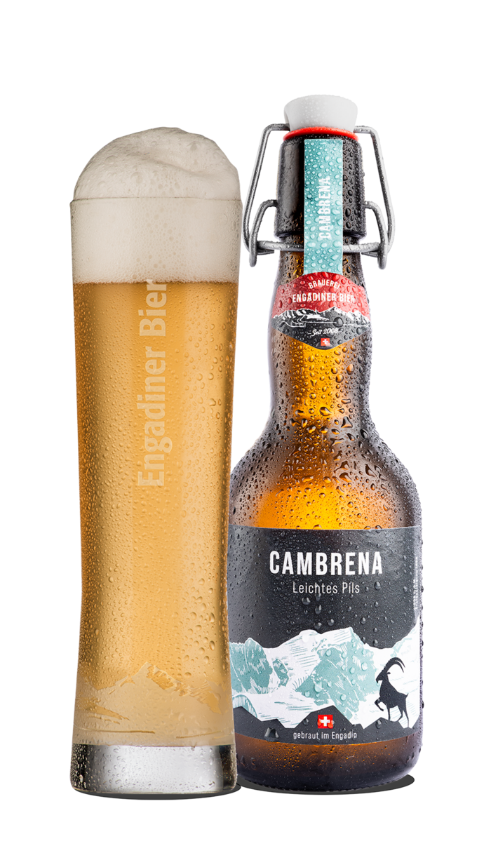 Das Bild zeigt eine Bierflasche und ein mit Bier gefülltes Glas. Die Etikette enthält die Hintergrundfarbe schwarz und bildet den Piz Cambrena in matt blau und weiss gezeichnet ab. Cambrena ist zugleich der Name des leichten Pils Bier.