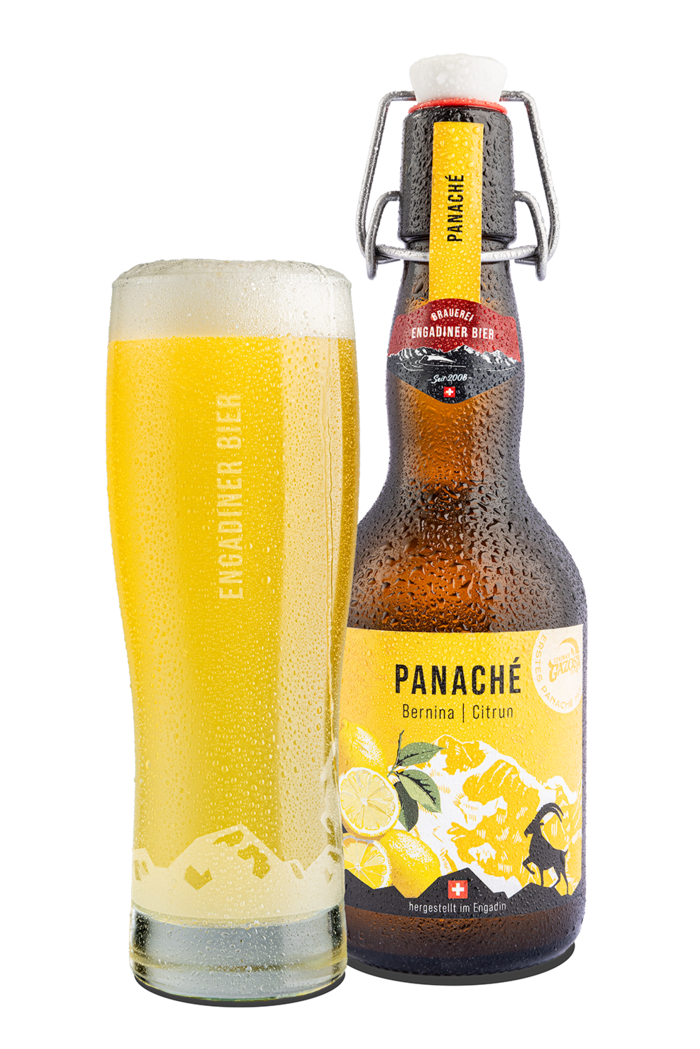 Das Bild zeigt eine Bierflasche und ein mit Bier gefülltes Glas. Die Etikette enthält die Hintergrundfarbe gelb und bildet den Piz Bernina, sowie ein Bund Zitronen ab. Dies symbolisiert die Mischung aus dem Bernina Lager Bier und dem Staibock Gazosa Citrun als Panaché Bier.