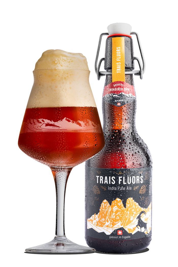 Das Bild zeigt eine Bierflasche und ein mit Bier gefülltes Glas. Die Etikette enthält die Hintergrundfarbe schwarz und bildet die Gipfel der Trais Fluors in orange-gelb und weiss gezeichnet ab. Trais Fluors ist zugleich der Name des India Pale Ale.