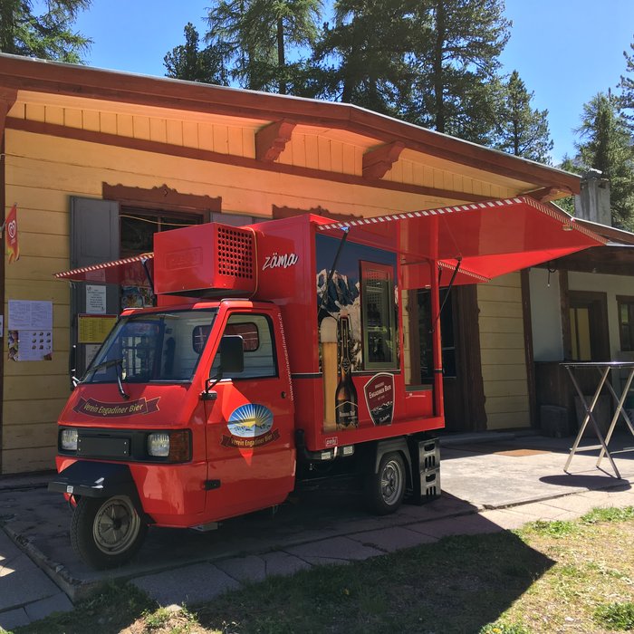 Birröch unser Biermobil vor einem Restaurant. Die Flügel des Birröchs sind offen und bereit das Bier zu zapfen.