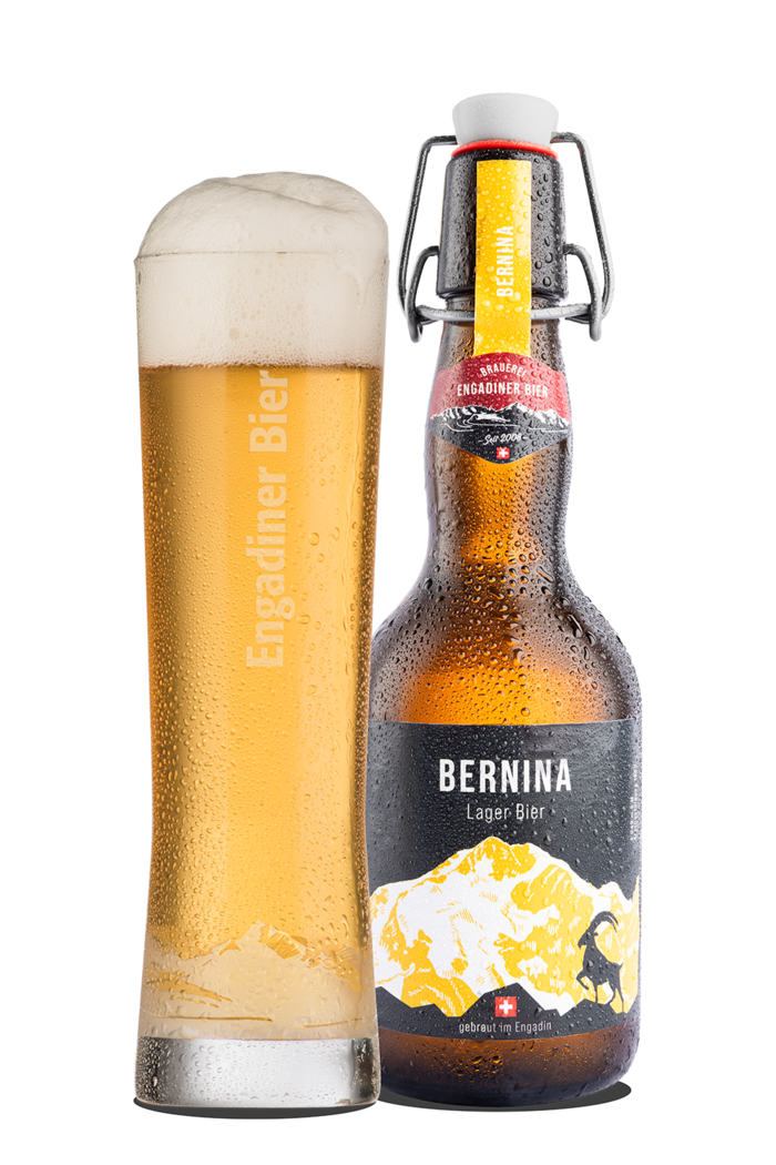 Das Bild zeigt eine Bierflasche und ein mit Bier gefülltes Glas. Die Etikette enthält die Hintergrundfarbe schwarz und bildet den Piz Bernina in goldgelb und weiss gezeichnet ab. Bernina ist zugleich der Name des Lager Bier.