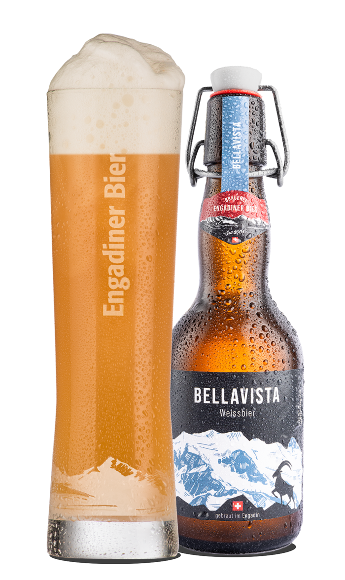 Das Bild zeigt eine Bierflasche und ein mit Bier gefülltes Glas. Die Etikette enthält die Hintergrundfarbe schwarz und bildet die Bellavista Gipfelgruppe in blau und weiss gezeichnet ab. Bellavista ist zugleich der Name des Weissbier.